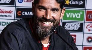 Loco Abreu vira opção para assumir gigante do Brasileirão