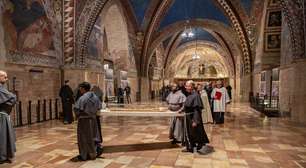 Após exposição, restos mortais de São Francisco voltam para cripta na Itália