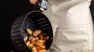 Air fryer engordurada? Veja como limpar de forma fácil e rápida