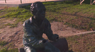 Estátua de Betinho amanhece sem mãos em Botafogo; vandalismo é o 6º este ano contra patrimônio municipal