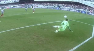 Veja o momento em que goleiro do Bahia sofre grave lesão em jogo do Brasileirão