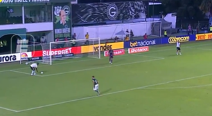 Zagueiro do América-MG coloca a mão na bola e comete pênalti inacreditável; veja vídeo