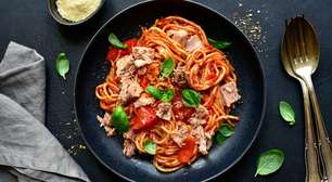 Espaguete de atum e tomate: pronto em minutos e cheio de sabor