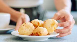 Nada de forno, só 2 ingredientes e pronto em minutos: pão de queijo de requeijão é a receita da felicidade aqui em casa