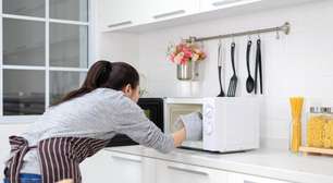 O segredo do limão para limpar o micro-ondas sem esfregar