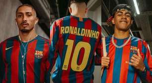 Torcida do Barcelona esgota camisa em homenagem a Ronaldinho