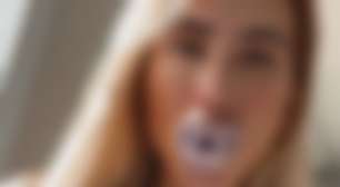 Mãe de cinco, influenciadora famosa choca ao revelar uso de chupeta para ansiedade