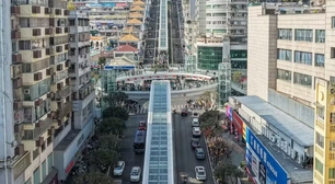 Maior escada rolante do mundo reduz trajeto de 1h para 20 minutos na China