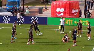 Malabarista? Matheus Cunha dá jeitinho para disfarçar tombo de cara no chão