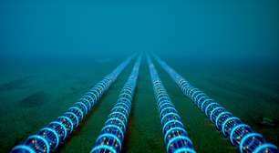 Marinheiros lançam ganchos a 8 mil metros para resgatar estrutura esquecida há mais de 20 anos no fundo do mar