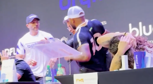 Briga! Davi Brito e Kleber Bambam precisam ser separados durante coletiva de imprensa