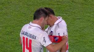 No Uruguai, jogador se emociona ao receber braçadeira de capitão