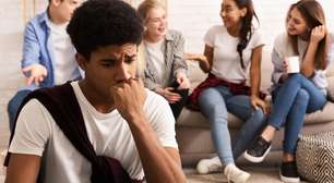 Quantos anos a timidez pode fazer você perder? Psicóloga explica