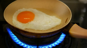 Adeus ovo frito grudado na frigideira: basta polvilhar esse ingrediente antes de colocar os ovos