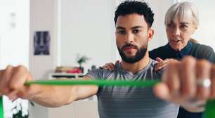 Dra. Nancy, fisioterapeuta: "Com esses quatro exercícios de Pilates usando faixas de resistência, você pode fortalecer os quadris, caminhar melhor e prevenir quedas."