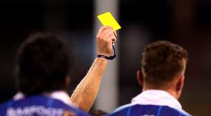 Árbitro admite erro grave ao não expulsar jogador após dois amarelos; confira