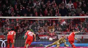 Goleiro da Alemanha descarta comparação com Neuer: "Impossível ser igual"