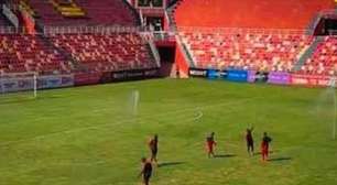 Bizarro! Times vão a campo para clássico, mas em estádios diferentes; veja o vídeo