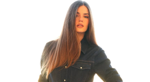 Camila Queiroz acerta com 4 looks jeans com peças de até R$ 239,99