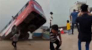 Ônibus com 40 pessoas cai em rio em Bangladesh e deixa ao menos 16 mortos