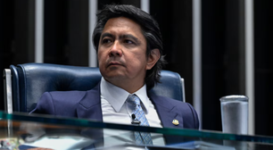 Senador é pego dirigindo sem placa, com giroflex ligado e CNH vencida e tenta intimidar policiais em SP: 'Sou federal'