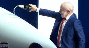 Com espumante, Lula e Alckmin 'batizam' F-39E Gripen, primeiro caça supersônico produzido no Brasil