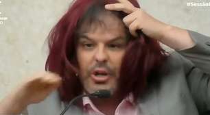 Adrilles usa peruca na Câmara para criticar lei de criminalização da misoginia: 'Mulheres se colocam como vítimas'