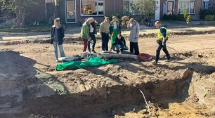 Operários encontram peça que pode ser de navio viking de 1.300 anos na Holanda