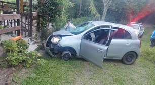 Médico é preso após atropelar seis pessoas, jogar carro contra casa do irmão e tentar matá-lo com pedaço de pau