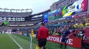 Torcedores do Brasil pedem Neymar durante derrota para França