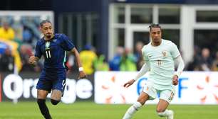 Com dores musculares, Raphinha sai no intervalo em derrota do Brasil para a França