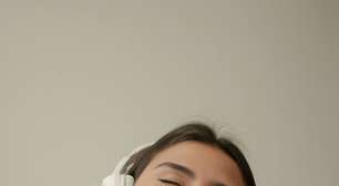 Fechar os olhos para ouvir melhor? Ciência explica se sua audição realmente se aguça dessa forma ou se é um mito