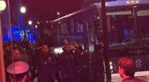 Chegada da Seleção a Boston é marcada por histeria e "drible" no público