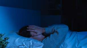 Achávamos que esse hábito noturno causava apenas cansaço, mas estávamos errados: a ciência revela a ligação bizarra do sono ruim com o Alzheimer