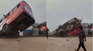 Ônibus cai em rio enquanto tentava embarcar em balsa em Bangladesh e deixa 24 mortos; veja vídeo