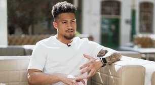 Após críticas à lista dos mais de 30 livros lidos, João Gomes ironiza: "Gênios do século XXI"