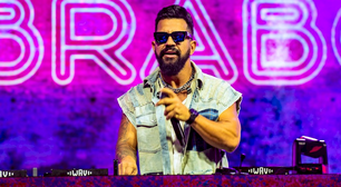 Dennis DJ quebra o silêncio após polêmica com nome da mãe em registro de música