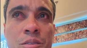 Vencedor do Púskas, Wendell Lira se emociona ao presentear filho com camisa do Flamengo