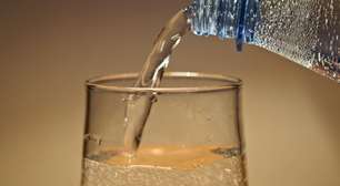 Beber água com gás todo dia faz mal? O detalhe que os dentistas querem que você saiba