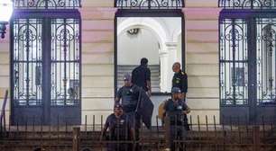 Polícia prende estudantes que invadiram prédio da Seduc em protesto contra a gestão Tarcísio