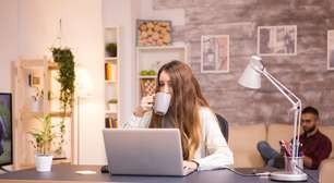 Médico revela quais são os riscos de ficar sentado por horas sem levantar