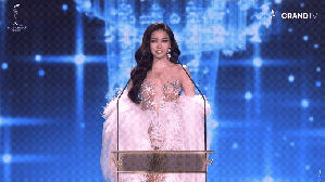 Dentes falsos de candidata ao Miss Grand Thailand 2026 caem ao vivo em apresentação; veja