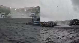 Redemoinho se forma no Rio Negro e destrói parte de barco ancorado em porto em Manaus