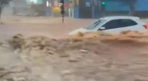 Chuva forte atinge Bauru (SP), arrasta carros, destrói estabelecimentos e causa inundações