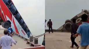 Ônibus cai em rio ao tentar embarcar em balsa em Bangladesh e deixa 24 mortos