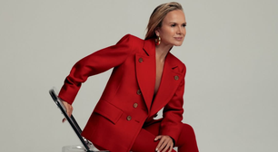 Eliana posa com vermelho total, slip dress e gravata para revista