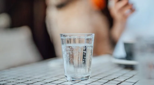 Água com gás faz mal? Essa especialista fala das vantagens e desvantagens da bebida
