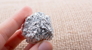 Adeus formigas e mosquitos com essa bola de papel-alumínio, solução simples e sem produtos químicos