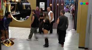 Participante do 'Big Brother' argentino sai sem calças de banheiro para atender Big Fone