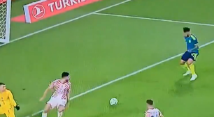 Veja chance incrível desperdiçada por atacante da Colômbia